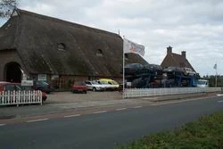 Het bedrijfspand en het terrein van Veencars
